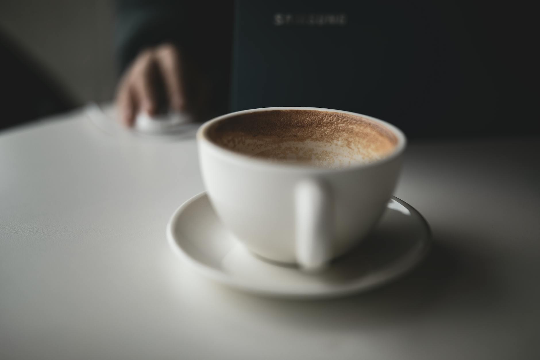 Carnet de notes et café du matin sur un bureau chaleureux