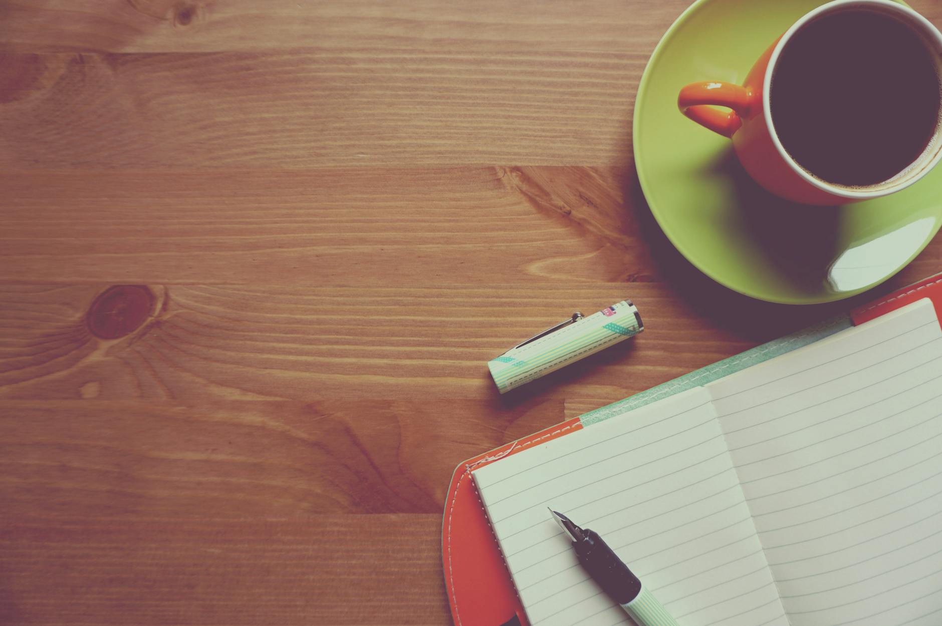 Carnet de notes et café du matin sur un bureau chaleureux