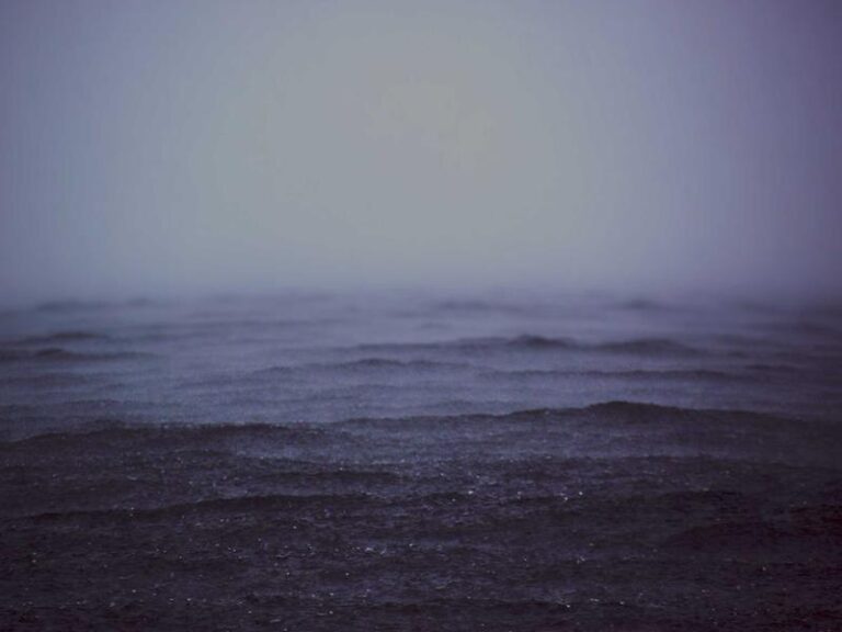 Mer sombre et brumeuse au crépuscule