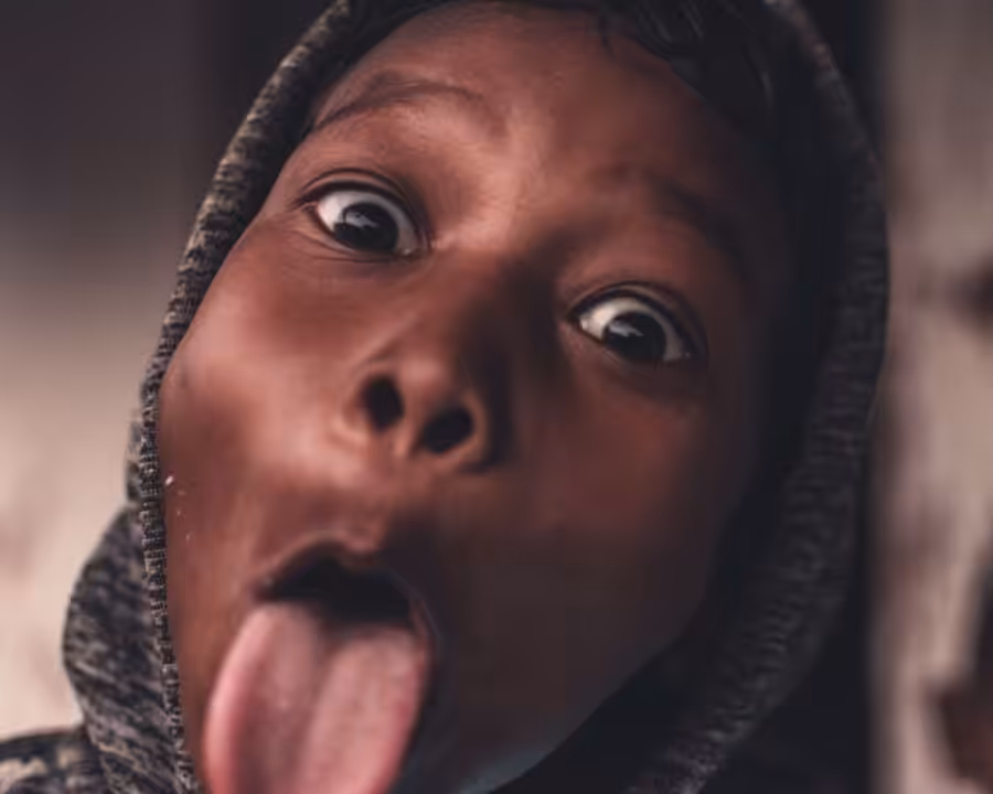 Inquiétude parentale : et si mon fils avait une langue anormalement large ?