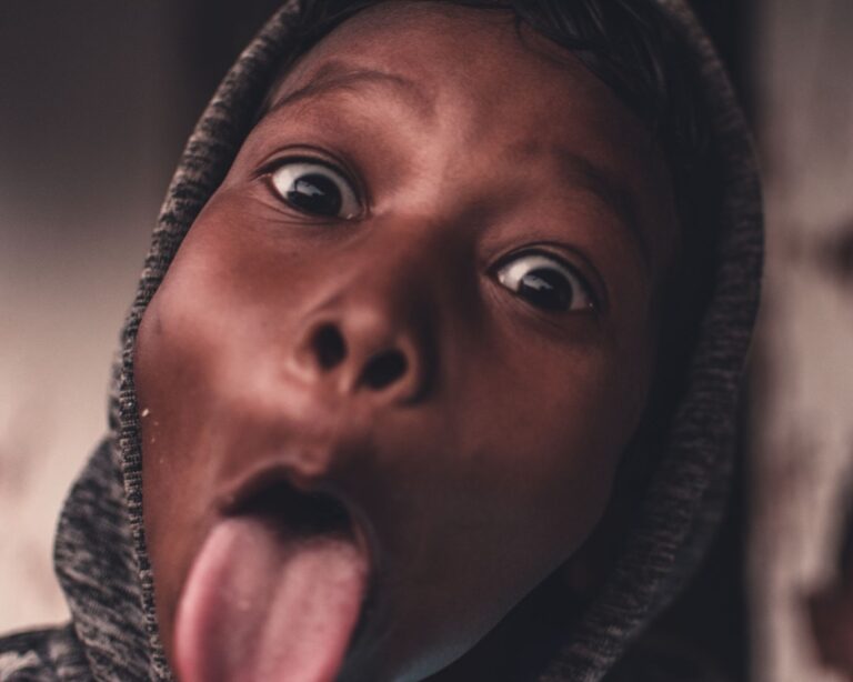 Inquiétude parentale : et si mon fils avait une langue anormalement large ?