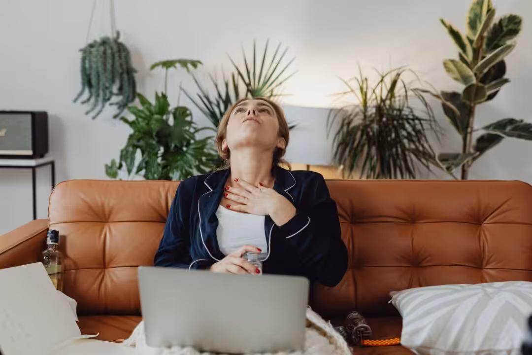 Télétravail : pourquoi ma voix s’épuise et ma gorge me fait mal ?