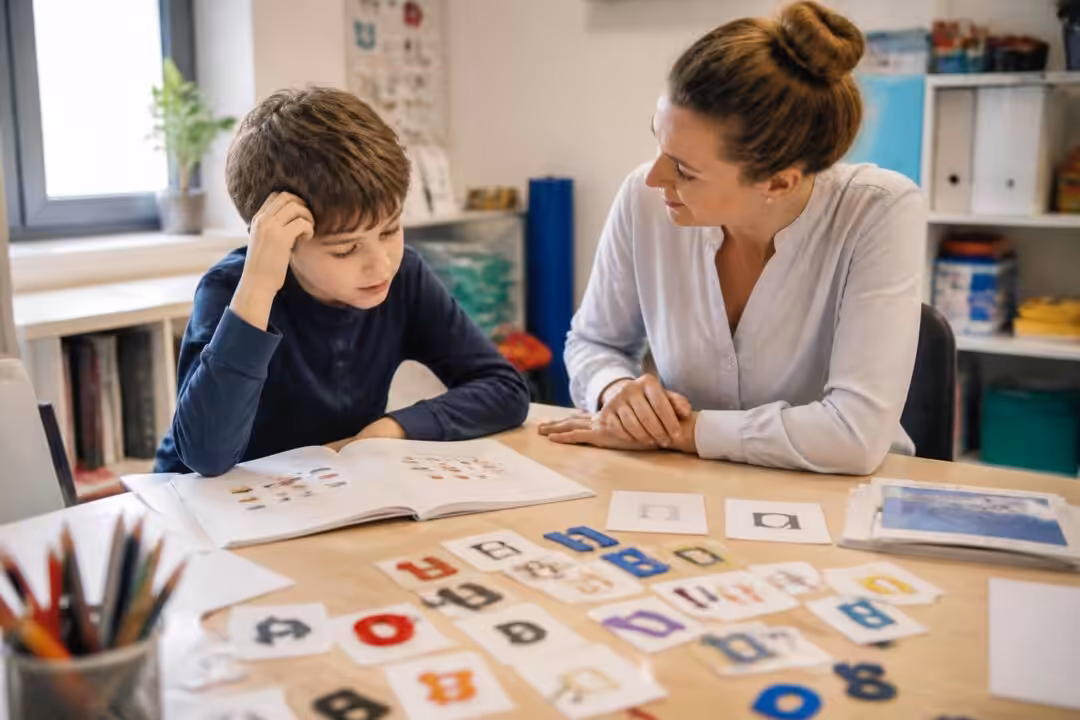 découvrez les caractéristiques de la dyslexie de surface et apprenez comment mieux accompagner les personnes concernées grâce à des stratégies adaptées.