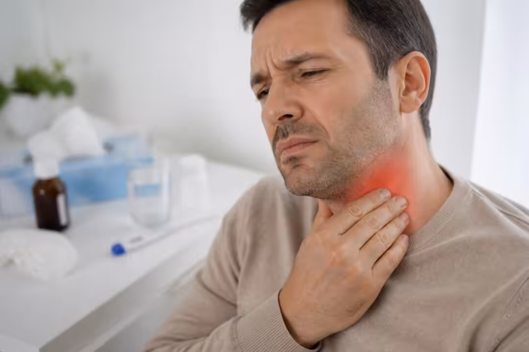 découvrez pourquoi le mal de gorge et la voix enrouée sont des signes importants à surveiller et comment réagir rapidement pour préserver votre santé.