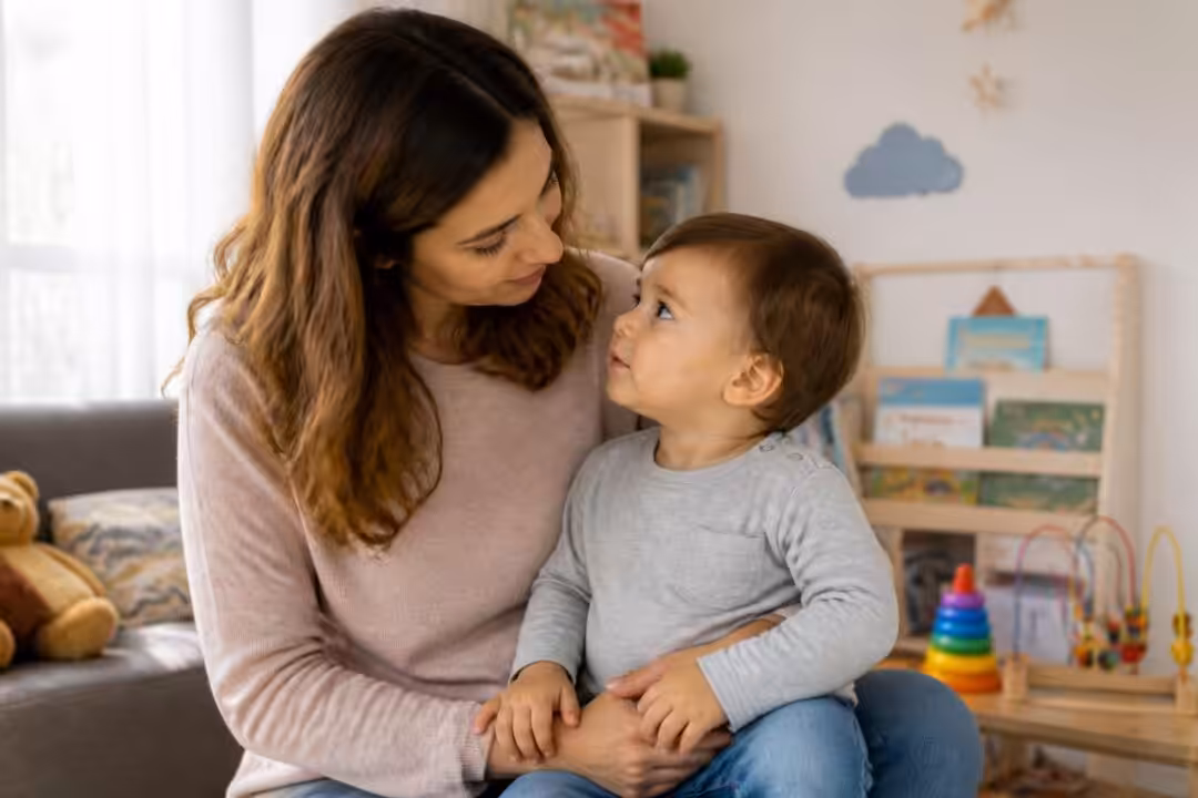 découvrez quand il est normal que votre enfant commence à parler, les signes à surveiller et à quel moment il est conseillé de consulter un orthophoniste pour garantir un bon développement du langage.