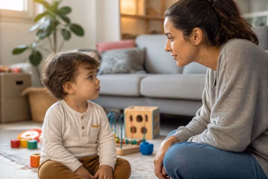 découvrez quand il est normal que votre enfant commence à parler, les signes à surveiller et les conseils pour savoir quand consulter un spécialiste si votre enfant ne parle pas encore.