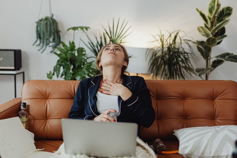 Télétravail : pourquoi ma voix s’épuise et ma gorge me fait mal ?