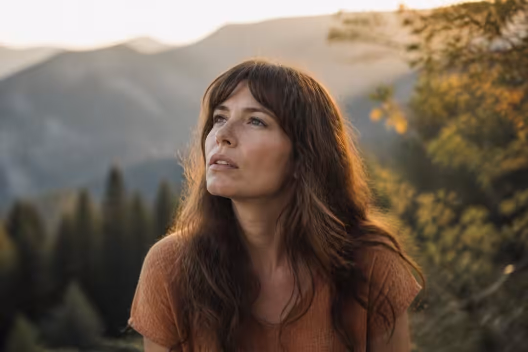 découvrez fanny lajoie, la voix poétique d'allevard, qui touche les cœurs avec son talent unique et son univers musical émouvant.