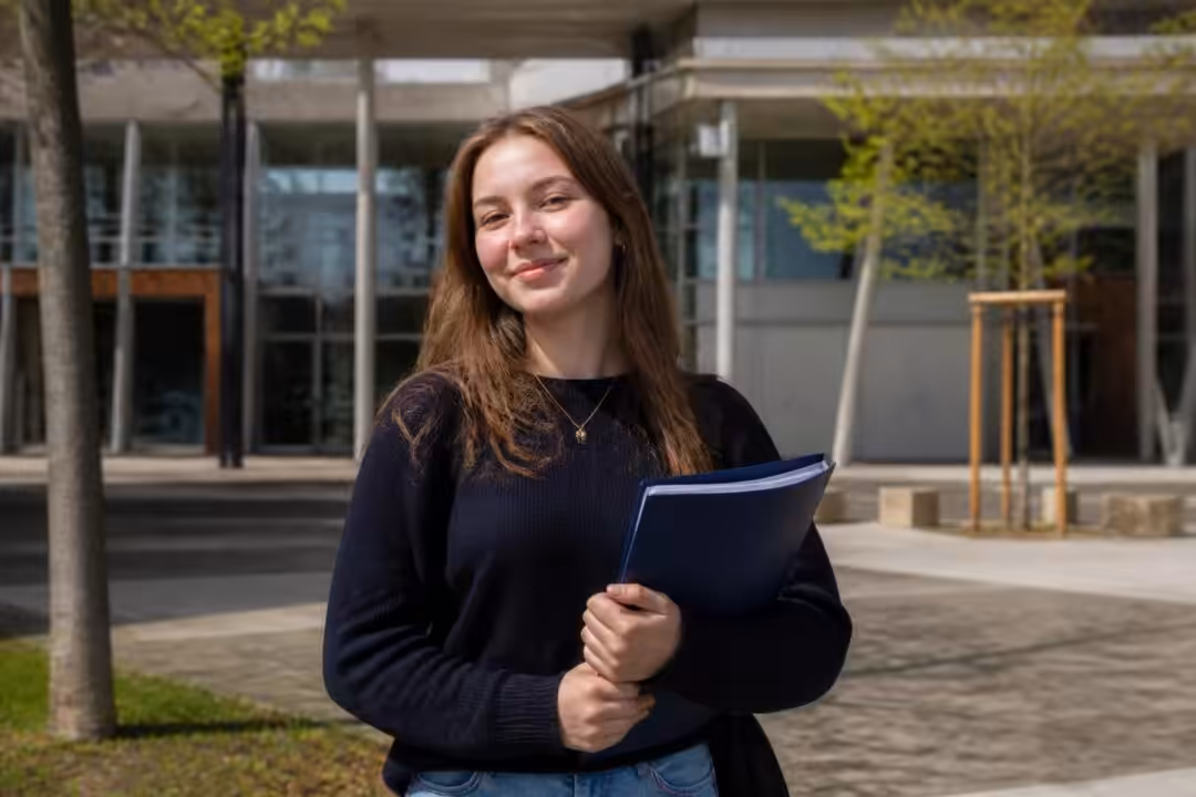 découvrez le parcours exceptionnel de louise dussaucy, 17 ans, élève au lycée edouard-belin à vesoul, qui a obtenu une mention très bien au bac 2026 en filière générale.